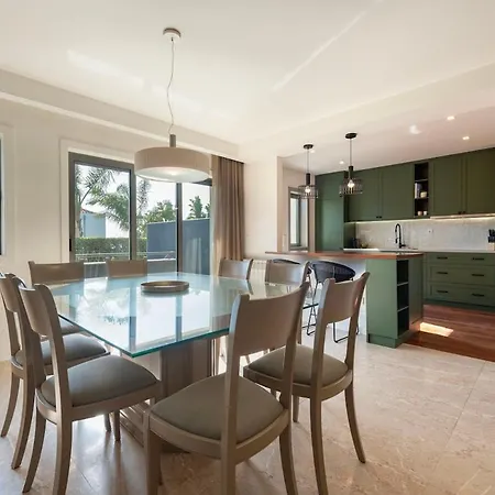 Beachfront Luxury 빌라노바데가이아